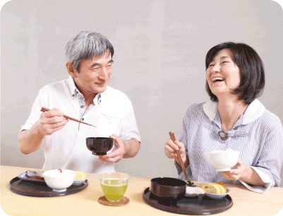 夫婦が食事をしている写真